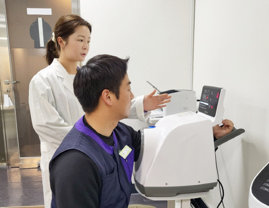 CU 가맹점주가 'CU 건강 라이프 지킴이' 제도 협력 병원에서 혈압을 측정하고 있다. CU 제공